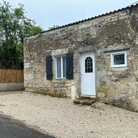Studio Nanteuil-en-Vallee Exterior photo
