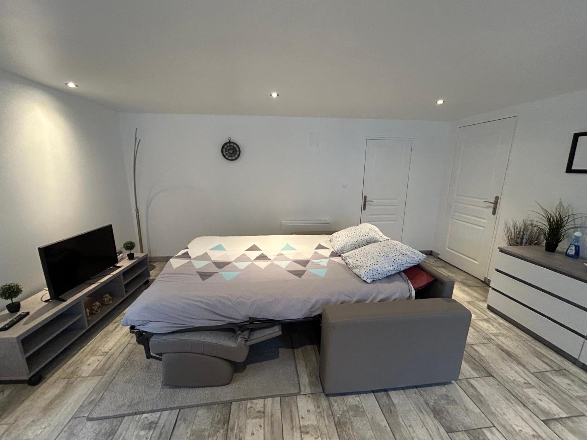 Studio Apartment *